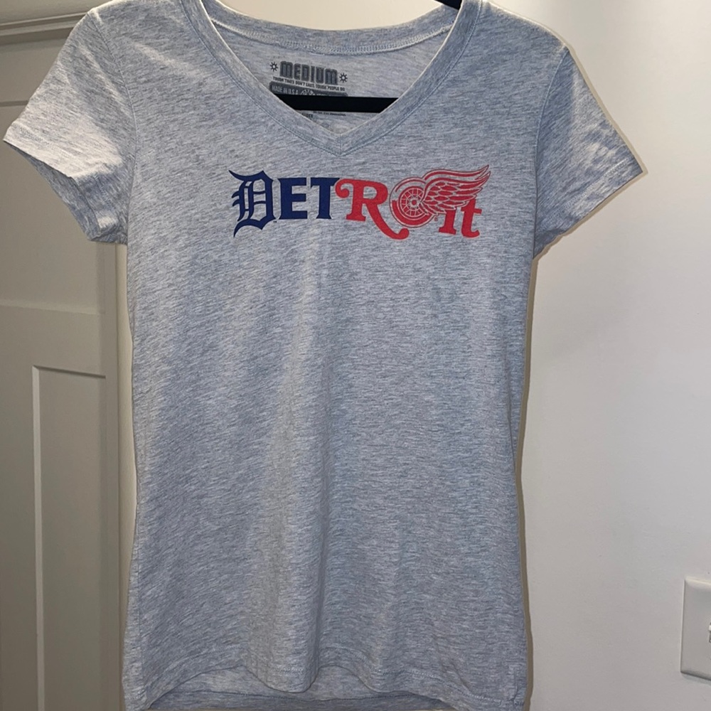 Detroit Tigers/Red Wings Women’s Cotton V-Neck | Size Medium